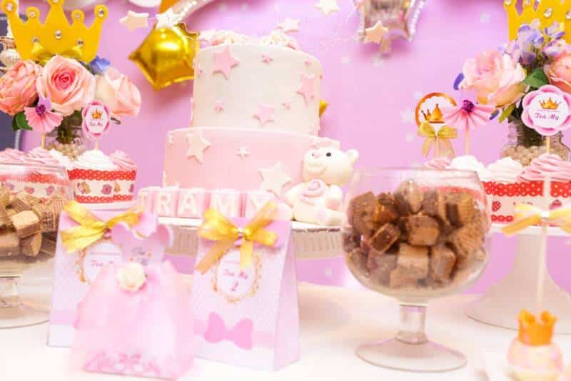Bánh kẹo trên bàn sinh nhật của bé