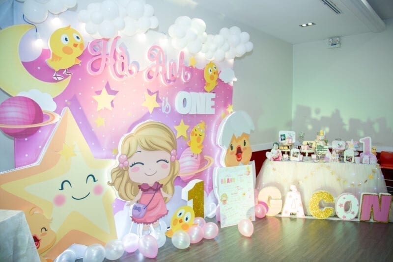 Trang trí backdrop và bàn gallery cho bé Hà Anh