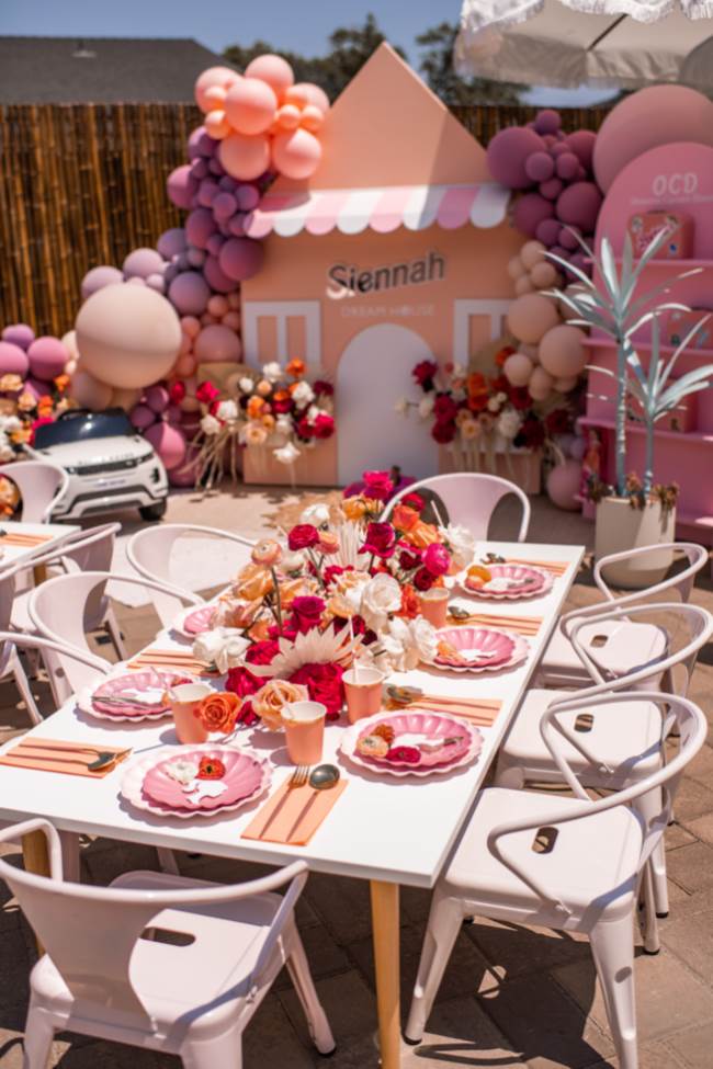Bữa tiệc dành cho trẻ em trong ngôi nhà mơ ước của Barbie hiện đại