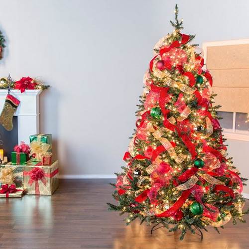 Trang trí cây thông Noel với dải ruy băng đầy màu sắc theo mô hình dọc